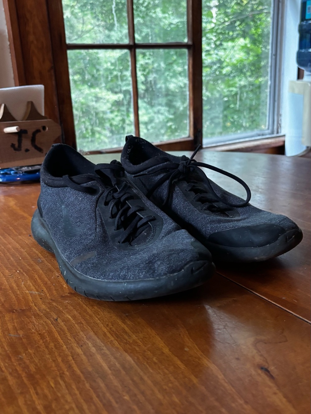 Nike Men's Black Minimalist Lace-Up Sneakers